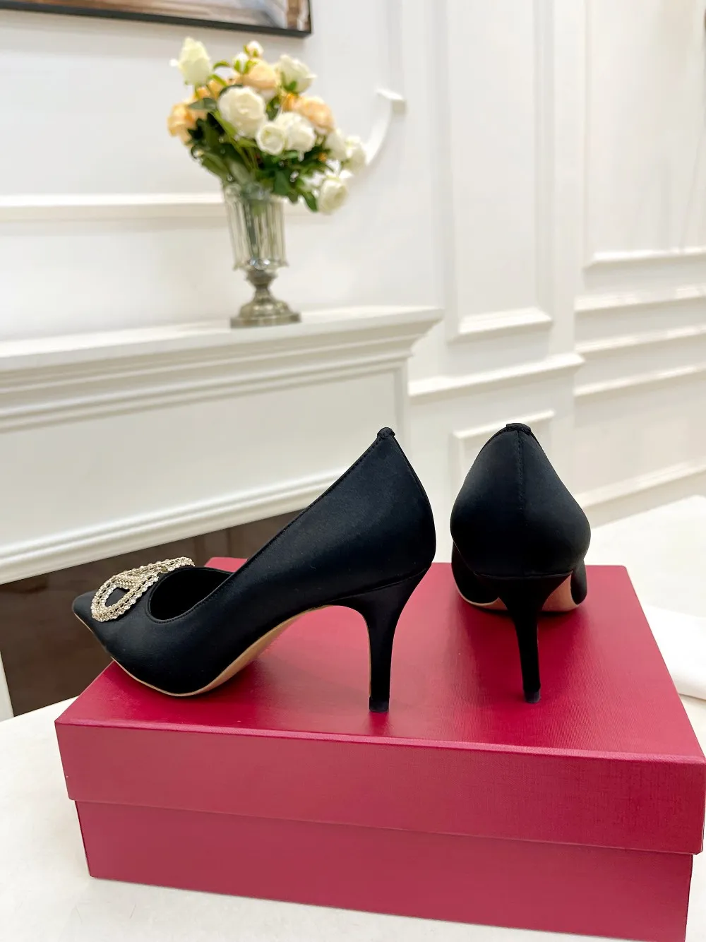 👟👟Ex-factory price 440👟👟 Genuine leather sole +40 Top version 𝑉𝐴𝐿𝐸𝑁𝑇𝐼𝑁𝑂 Valentino new spring and summer women's 8-color single shoes [Latest rhinestone buckle] brings out a full sense of luxury, and the new season will live up to expectations! Worth buying ★Absolutely high-grade❥Original method, Absolute sensibility❥Elegant style, No-frills walking artifact Code number: 35-41 (34-42 customized) Fabric: Imported silk Lining: Sheepskin lining Heel height: 4cm～7.5cm2⃣️A choice of leather outsole Rubber outsole